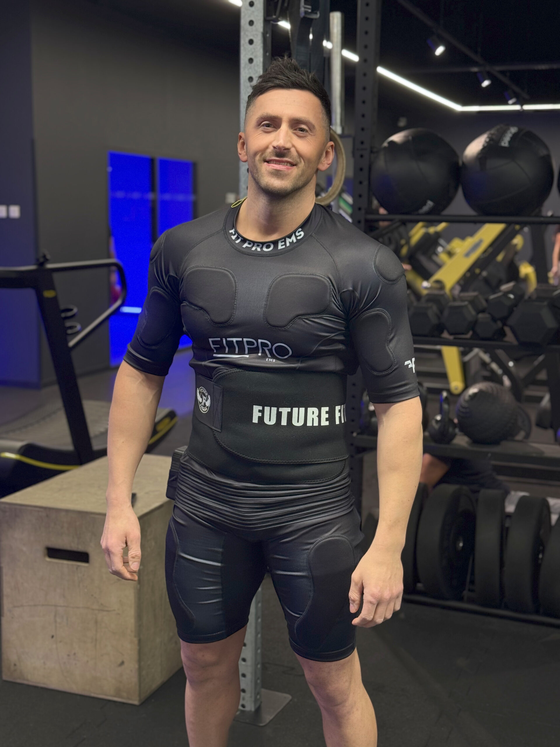 Coach FitPro EMS accompagnant une séance d’électrostimulation